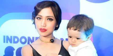 Gaya Baby El Saat Bongkar Tas Jedar, Apa Saja Sih Isinya?
