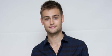 Gaya Kasual Ala Douglas Booth