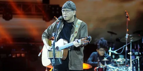 gelar konser iwan fals dilempari koin oleh penonton gelar konser iwan fals dilempari koin oleh penonton