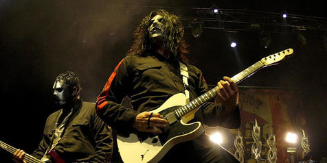 Gila, Gitaris Slipknot Ditusuk Pisau Oleh Saudara Sendiri!