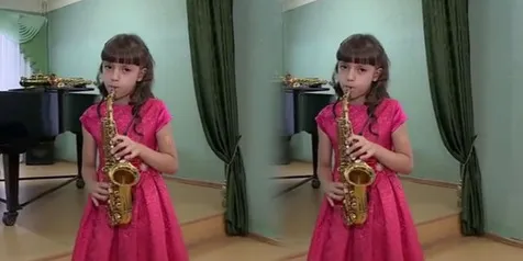 Gokil! Gadis Cilik Ini Jago Banget Main Saxophone