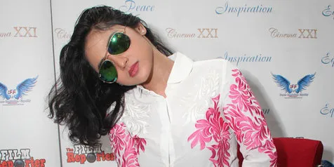 Goyangan Dewi Perssik Hebohkan Nobar Film 'PANTAI SELATAN 