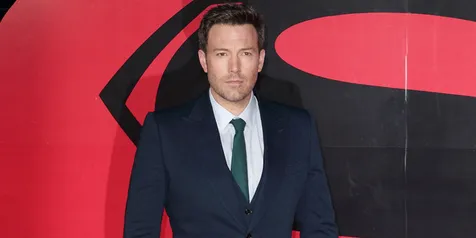 Hadiri Acara Penting, Ben Affleck Malah Lupa Kancingkan Celana