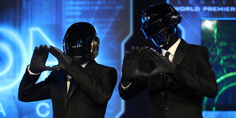 Hadiri Brit Awards, Daft Punk Cuma Kenakan Celana Dalam!