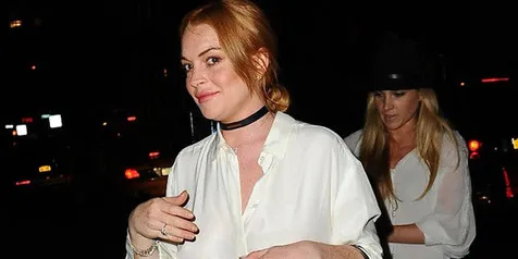 Hadiri Pesta, Lindsay Lohan Lupa Pakai Celana?