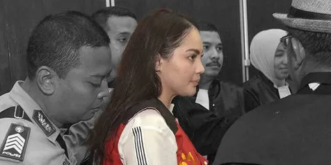 Hadiri Sidang Perdana, Penampilan Jennifer Dunn Tetap Menawan