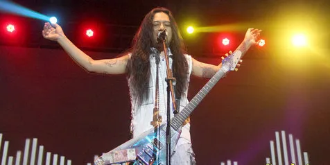 Happy Salma Sulap Musisi Rock Garang Jadi Wayang Orang 