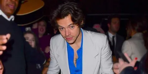 Harry Styles Buka Suara Soal Rumor Biseksual & Selera Fashionnya yang Unik