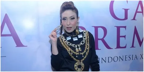 Hebohkan Netizen, Ayu Dewi Nyuci Baju dengan Outfit Mewah di Depan Rumah
