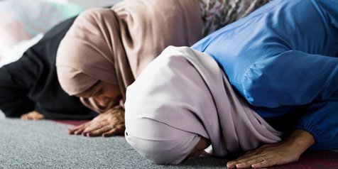 Pahala salat berjamaah lebih banyak dibanding salat sendirian, yaitu