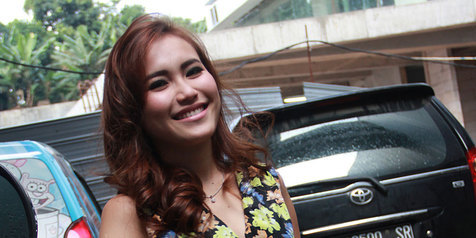 Iis Dahlia Absen, Ayu Ting Ting Sukses Bikin Ungu 'Hampa 