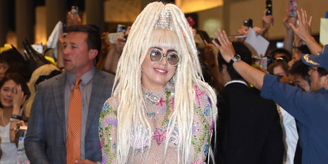 Impersonators Lady Gaga & Beyonce Rayakan Tahun Baru di Jakarta