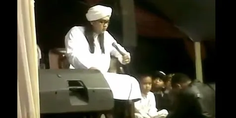 Ini Asal Muasal Ustaz Hariri Tindih Kepala Operator Sound System