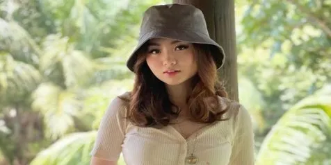 Intip Outfit Ala Vanessa Khong yang 