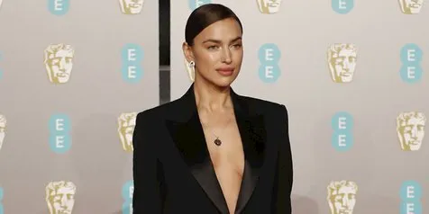 Irina Shayk Peluk Pria Lain, Sebulan Usai Putus dari Bradley Cooper