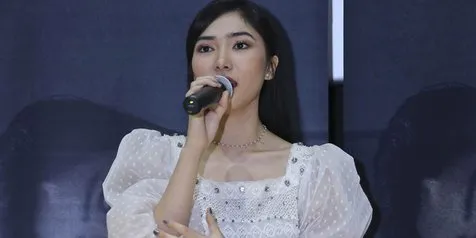 Isyana Sarasvati Ajak Perempuan Indonesia Rawat Diri dengan #KeramasKolagen, Penasaran?