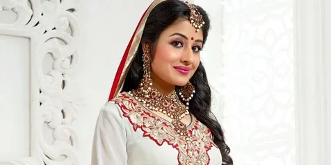 Jadi Favorit, Paridhi Sharma Pose Bareng Bak Sosialita Cantik