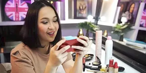 Jadwal Padat, Artis Ini Suka Nonton Film Lewat Smartphone Kesayangan