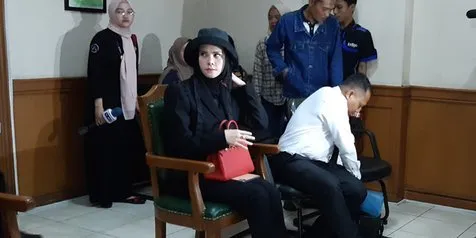 Jalani Sidang Cerai, Angel Lelga Tampil Serba Hitam dan Tenteng Tas Hermes Merah Menyala