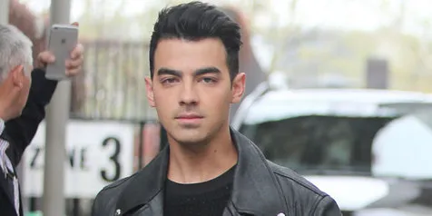 Joe Jonas Ajak Sophie Turner ke Pernikahan Temannya