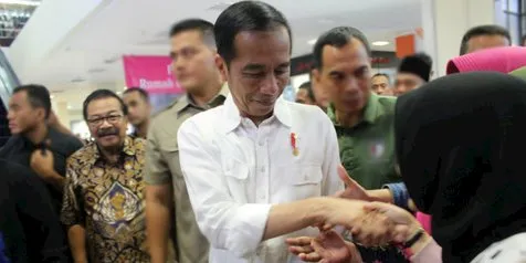 Jokowi Kejutkan Pengunjung Mall Di Malang Saat Nobar 'YOWIS BEN' Bareng Bayu Skak!