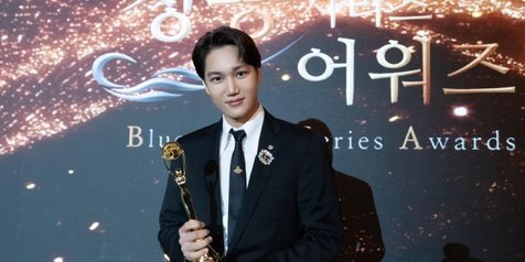 KAI EXO Terima Penghargaan 'Best Rookie Male Entertainer Award' di Bluedragon Series Awards