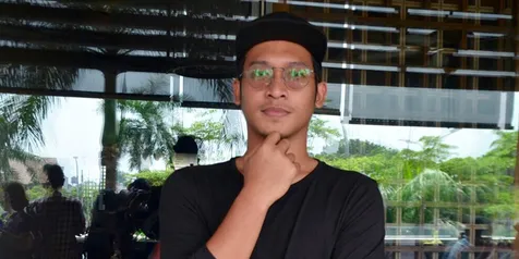 Kebablasan, Ade Firman Bawa Karakter Transgender ke Dunia Nyata