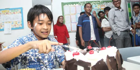 Kejutan Ultah ke14, Raza Super 7 Lari ke Toilet Sekolah
