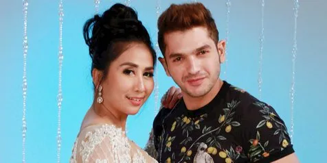 Kembali Ke Musik Dangdut, Ratna Dilla Gandeng Pria Bule 
