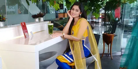 Kenakan Pakaian Minim, Tatapan dan Pose Soumya Seth Menggoda