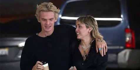 Kencan Romantis di Pantai Malibu, Miley Cyrus Peluk Manja Cody Simpson