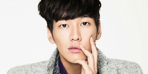 Kim Young Kwang Ditanyai Sang Ibu Mengenai Adegan Ciuman 