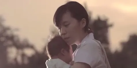 Kisah Bocah Laki-Laki Saat Hujan Ini Bikin Kamu Rindu Ibu