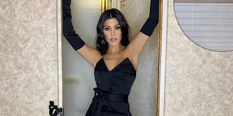 Kourtney Kardashian Nekat Pose Bugil di Photoshoot Terbaru