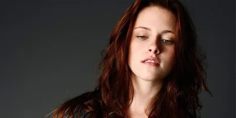 Kristen Stewart Pakai Kaos 'Robek' dan Tembus Pandang