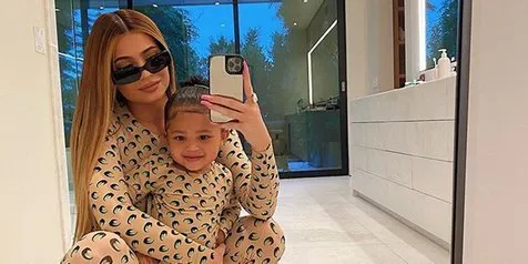 Kylie Jenner Pamer Foto Lucu Stormi Webster Kala Berendam di Bath Tub, Bikin Gemas!