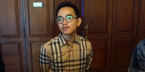 Launching Bisnis Baru, Gibran Rakabuming Diserbu Ibu-Ibu yang Minta Foto Bareng
