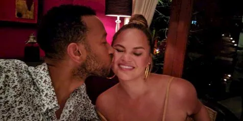 Liburan ke Bali, Chrissy Teigen & John Legend Kepincut Ayam Goreng JFC!