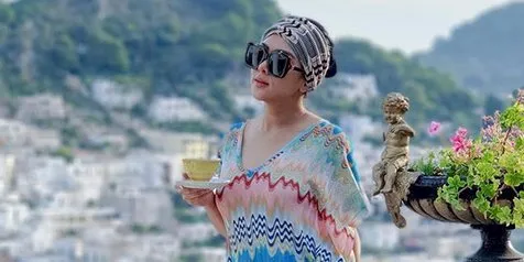 Liburan ke Capri Italia, Syahrini Santai Nikmati Pagi dengan Dress Semi Transparan