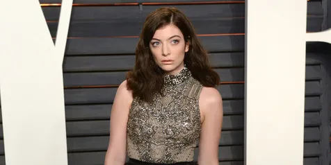 Lorde Beberkan Siapa Sosok 'Cewek Mabuk' Dalam Lagu 'Green Light'