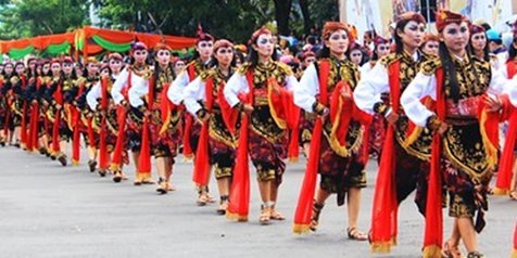 Pola lantai yang banyak digunakan pada tari rakyat dan tari tradisional adalah pola lantai