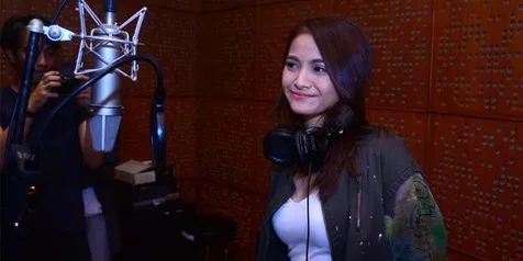 Main Di Film 'BARAKATI', Acha Septriasa Eksplor Pulau 