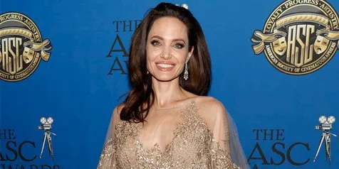 Makan Siang Bareng Anaknya, Angelina Jolie Stylish Banget!
