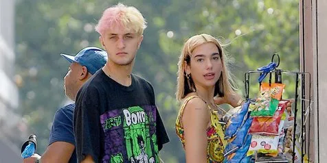 Makin Mesra, Anwar Hadid Peluk Manja Dua Lipa di Depan Umum