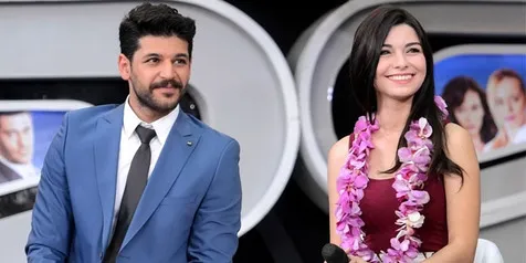 Makin Romantis, Gulcin & Emre Kivilcim Pose Mirip di Kolam Renang