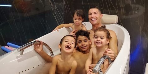 Manisnya Cristiano Ronaldo Unggah Foto Mandi Dengan 4 Anaknya Kapanlagi Com