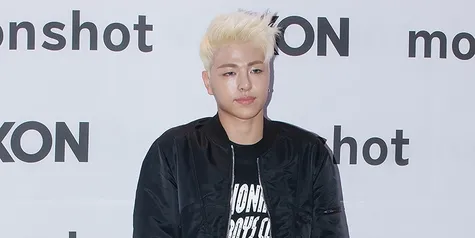 FOTO: Member iKON Ketahuan Dugem - Jalan Bareng Cewek di Club
