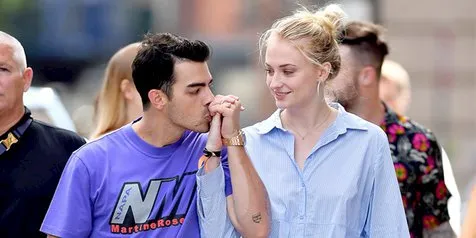 Mesranya Pengantin Baru, Joe Jonas & Sophie Turner Ciuman di Pinggir Jalan