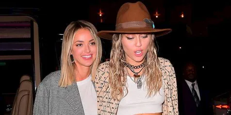 Miley Cyrus Kecup Kaitlynn Carter Sebelum Naik Panggung VMAs 2019