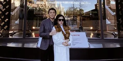 Momen Langka, Syahrini Pajang Foto Keluarga Lengkap Bersama Ibunda Reino Barack yang Cantik dan Anggun